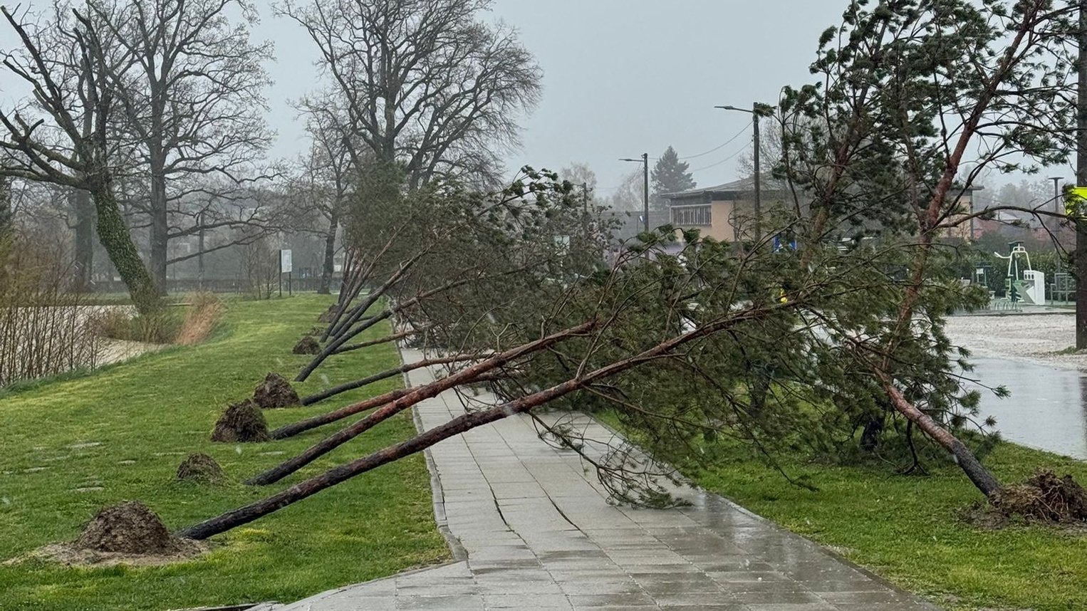 Nevrijeme pogodilo Jastrebarsko: deseci intervencija, nastava otkazana